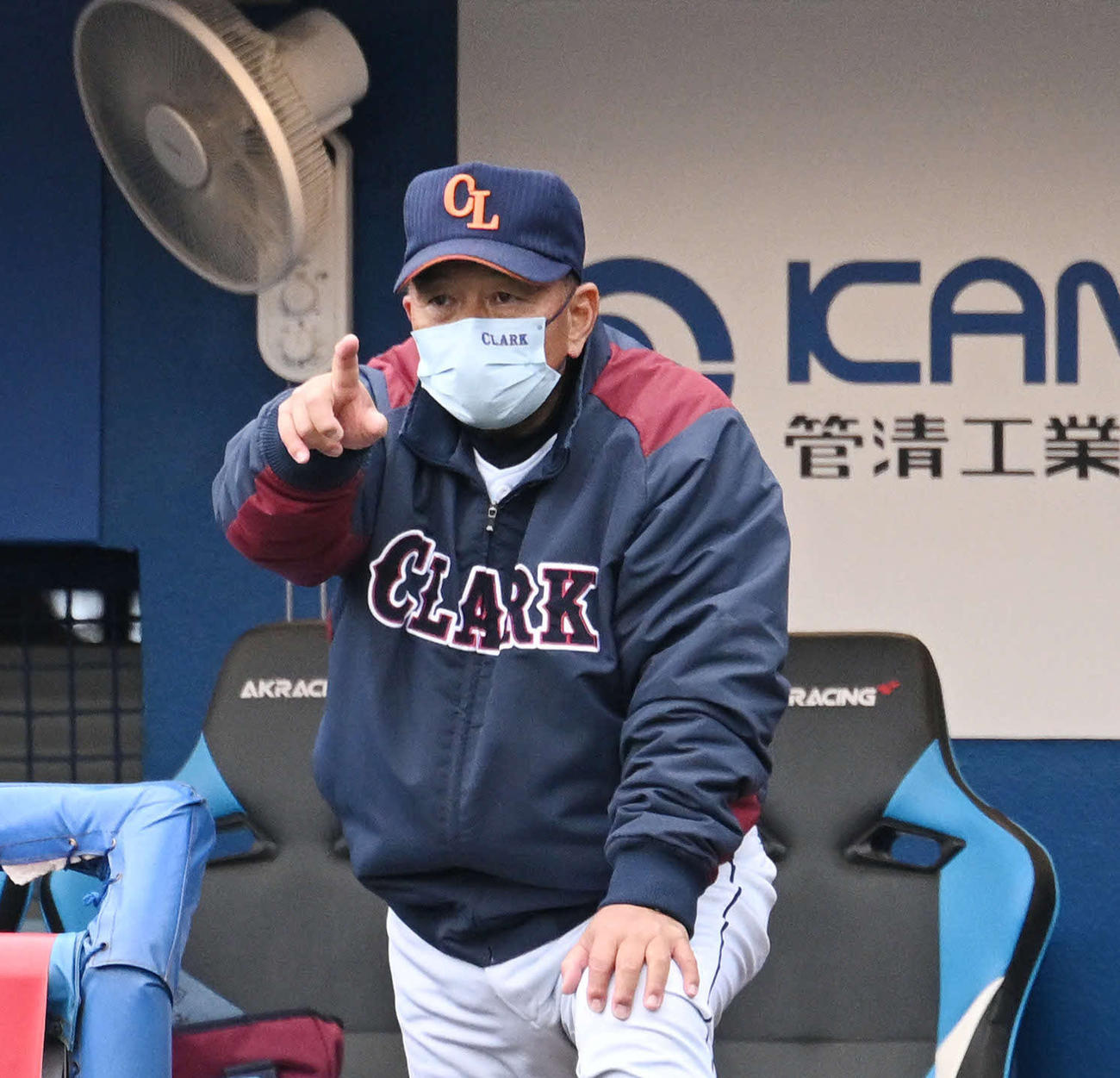 大阪桐蔭戦でベンチから指示を出すクラーク・佐々木監督（撮影・滝沢徹郎）