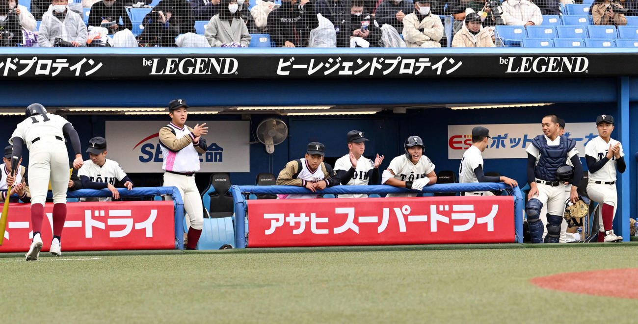 ベンチからナインを応援する大阪桐蔭の選手たち（撮影・滝沢徹郎）