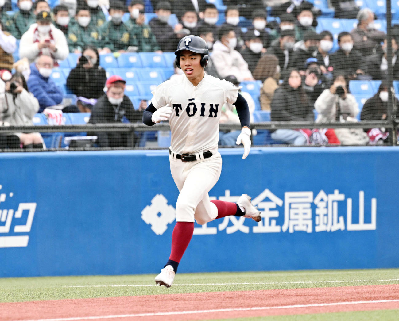 クラーク対大阪桐蔭　6回裏大阪桐蔭2死、境はサヨナラの右越えソロ本塁打を放ちベースを回る（撮影・滝沢徹郎）
