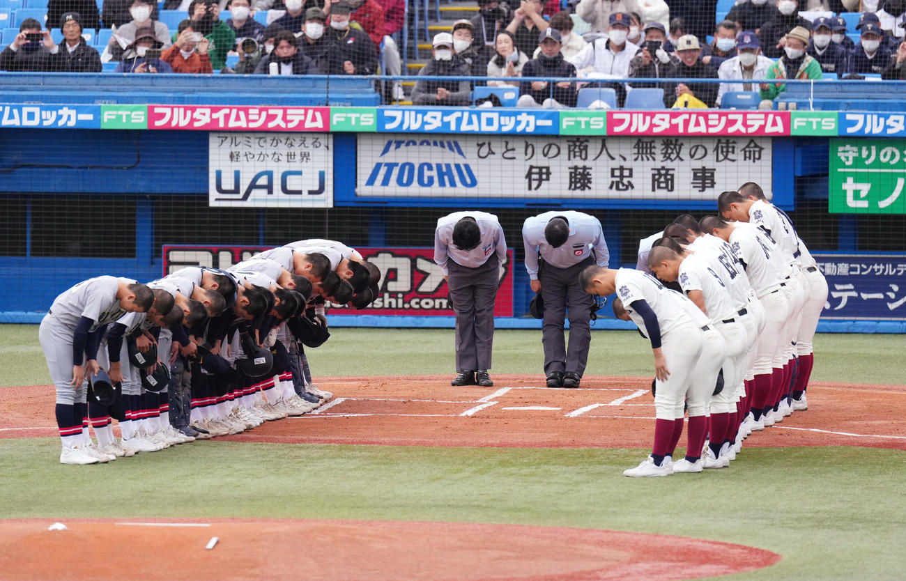 仙台育英対大阪桐蔭　試合開始前、整列し一礼する両チーム（撮影・菅敏）