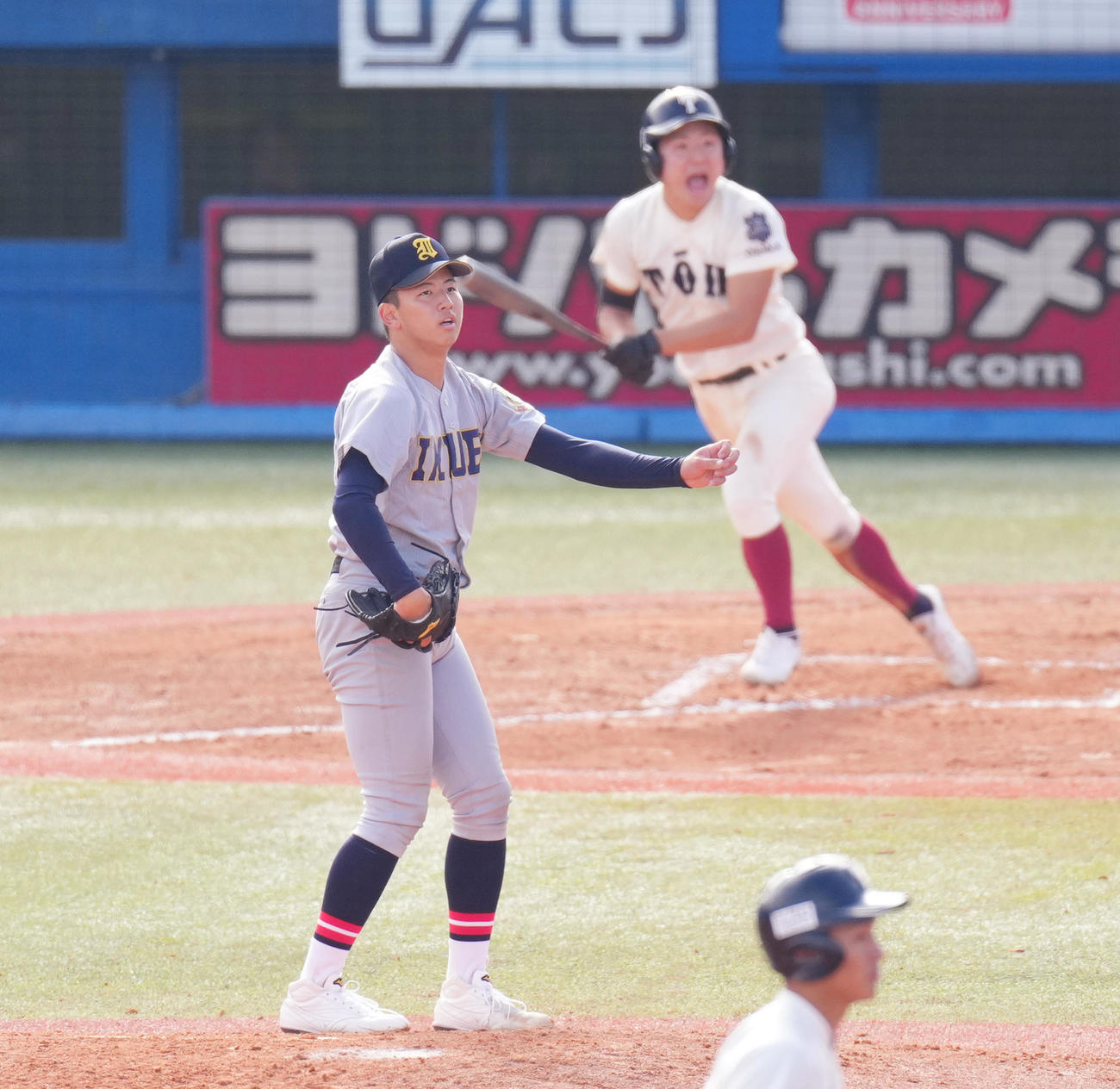 仙台育英対大阪桐蔭　6回裏大阪桐蔭1死満塁、山田（奥）に逆転の2点適時二塁打を打たれる田中撮影・菅敏）