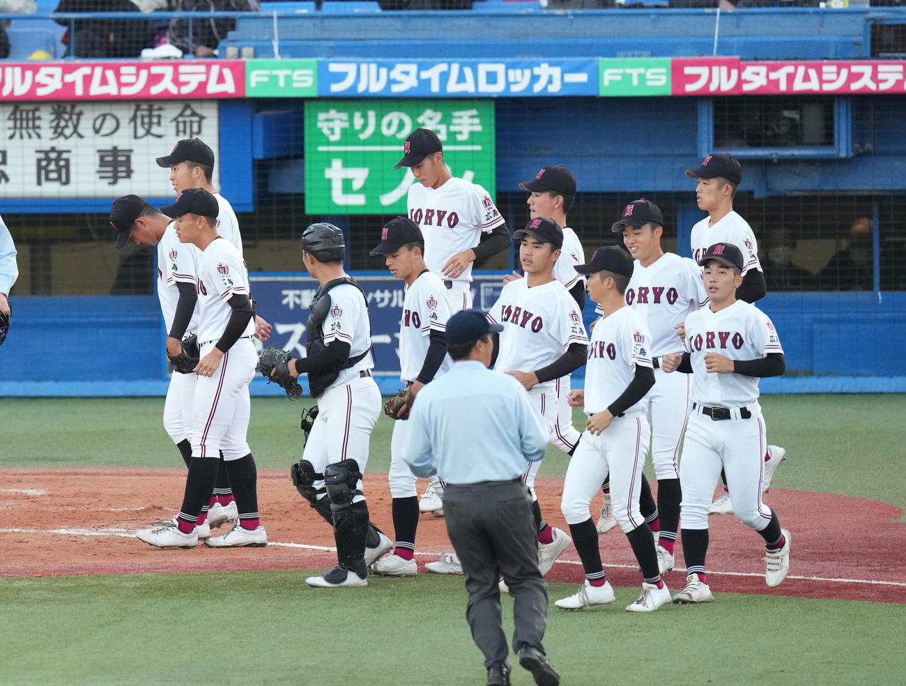 北陸を破り、笑顔を見せる広陵の選手たち（撮影・菅敏）