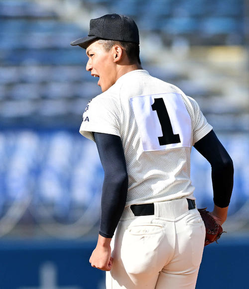 仙台育英対大阪桐蔭　完投勝利し叫ぶ大阪桐蔭・前田（撮影・滝沢徹郎）