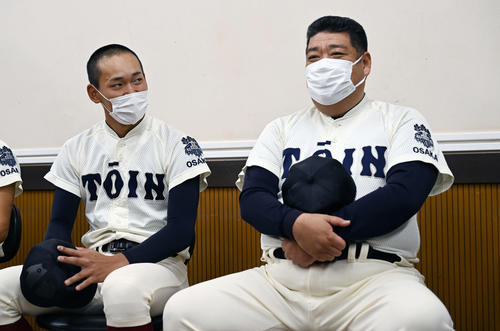 仙台育英対大阪桐蔭　試合後、報道陣の取材に笑顔で応じる大阪桐蔭・西谷監督（右）と前田（撮影・滝沢徹郎）