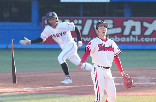 北陸対広陵　6回裏広陵無死満塁、松下（奥）に3点適時三塁打を打たれる竹田（撮影・菅敏）