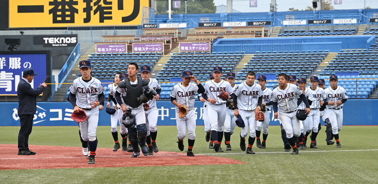 クラーク対大阪桐蔭　6回コールド負けし引き揚げるクラークの選手たち（撮影・滝沢徹郎）