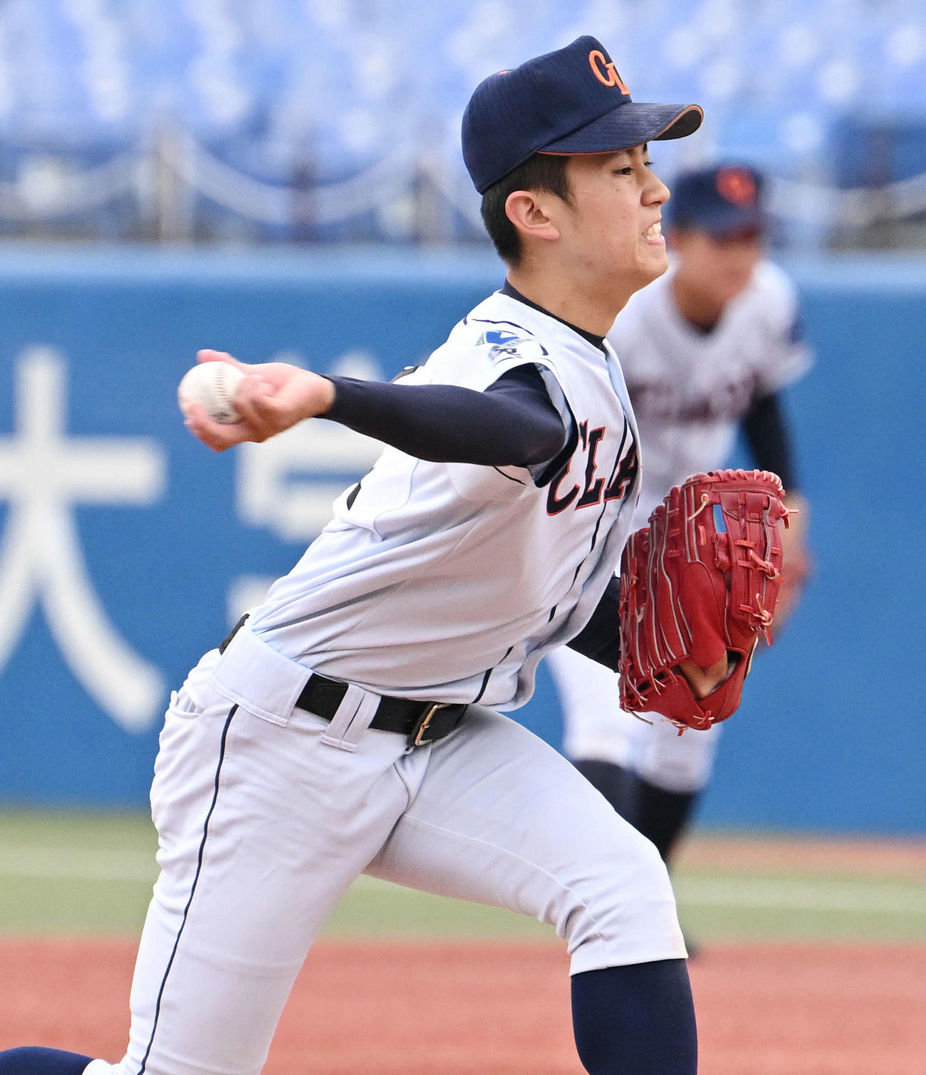 クラーク対大阪桐蔭　クラーク先発の新岡（撮影・滝沢徹郎）