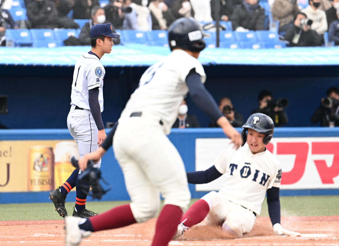 クラーク対大阪桐蔭　2回裏大阪桐蔭2死一、二塁、山田に適時打を浴びる新岡（奥）（撮影・滝沢徹郎）