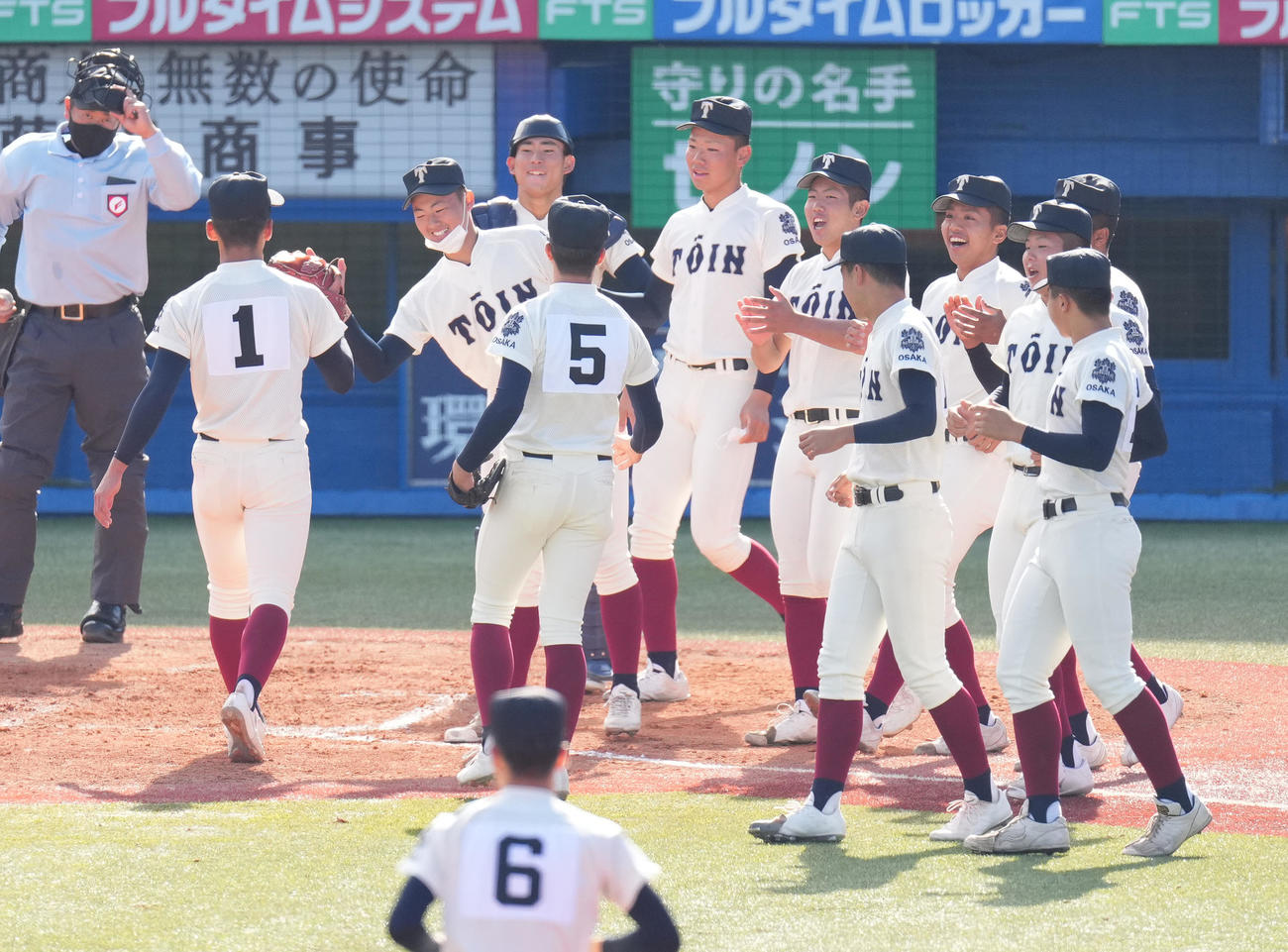 仙台育英を破り、笑顔を見せる大阪桐蔭の選手たち（撮影・菅敏）