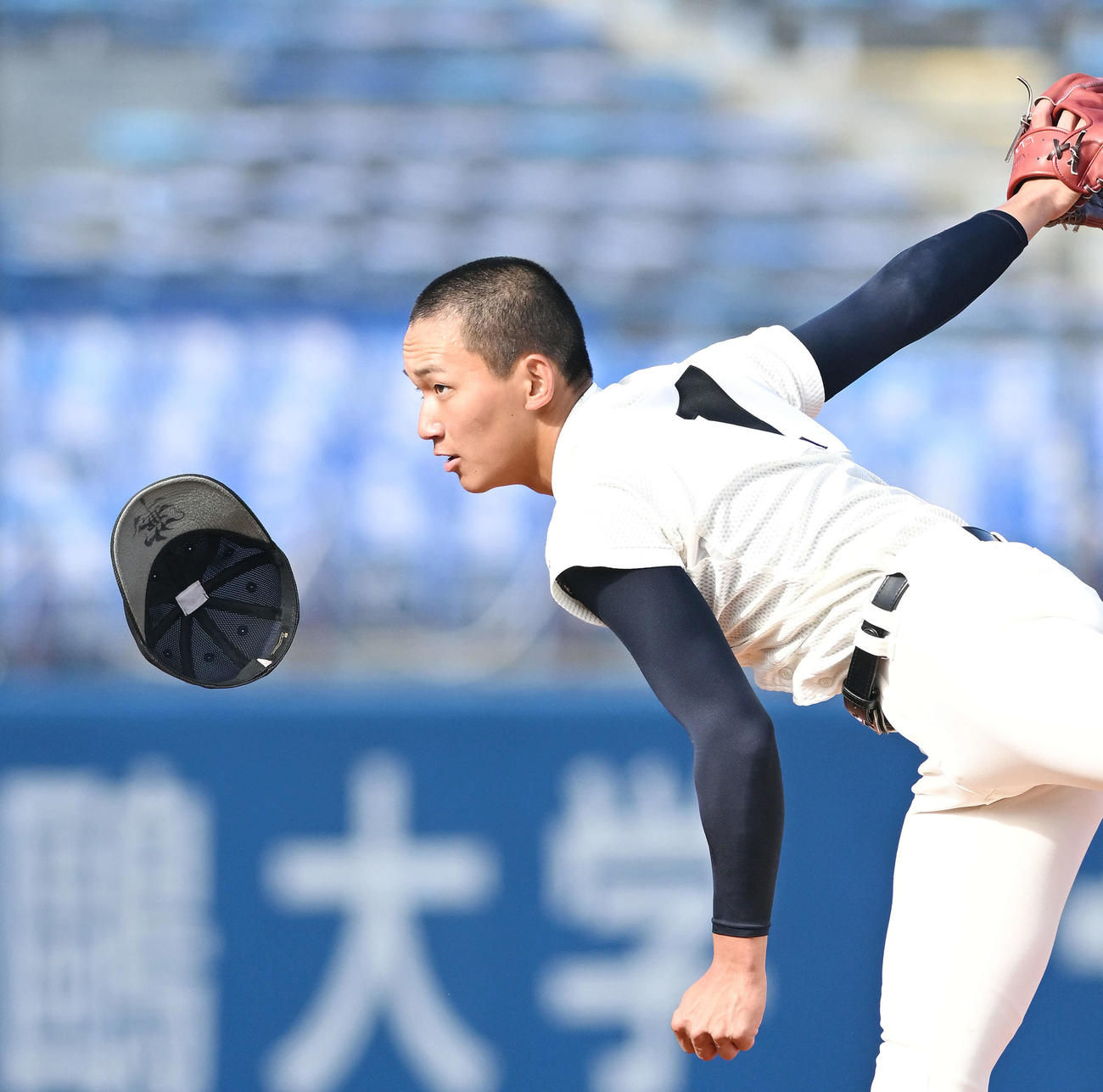 仙台育英対大阪桐蔭　8回、力投を続ける大阪桐蔭・前田の帽子が飛ぶ（撮影・滝沢徹郎）