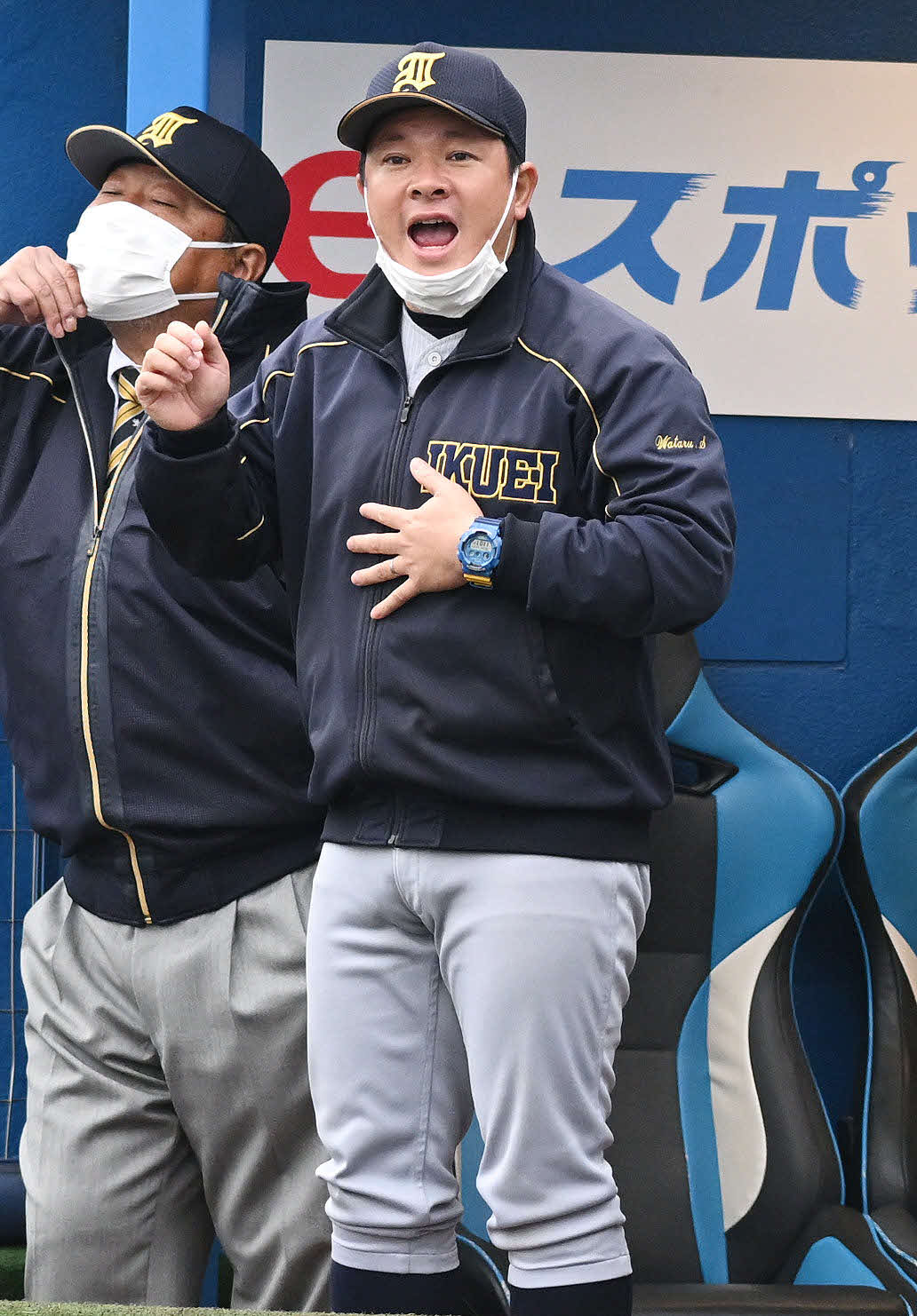 仙台育英対大阪桐蔭　ベンチから選手に声をかける仙台育英・須江監督（撮影・滝沢徹郎）