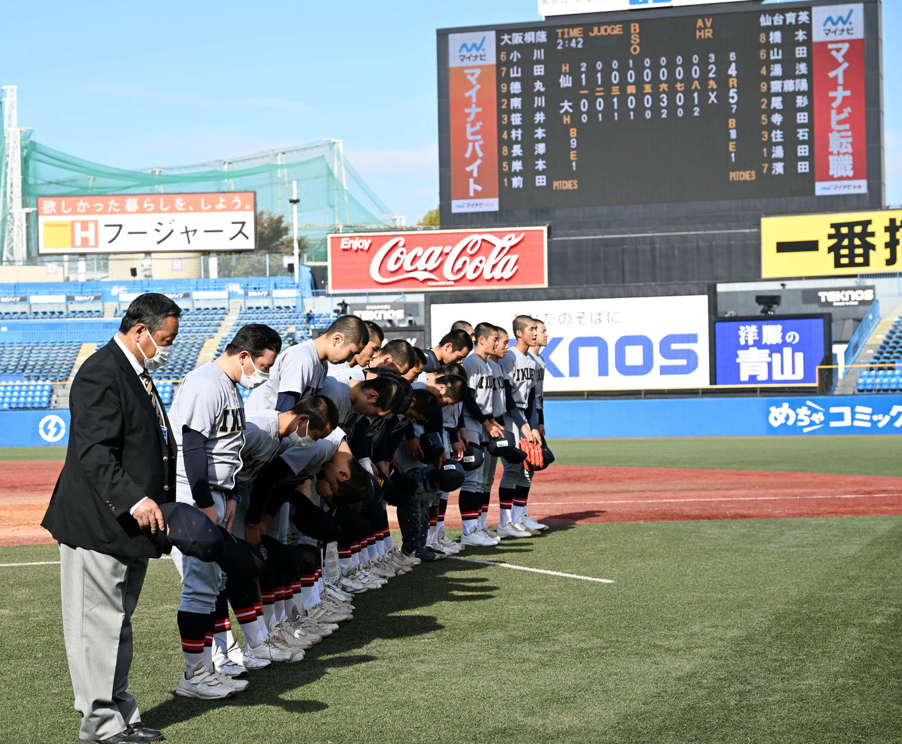 仙台育英対大阪桐蔭　試合に敗れ応援団にあいさつする仙台育英の選手たち（撮影・滝沢徹郎）