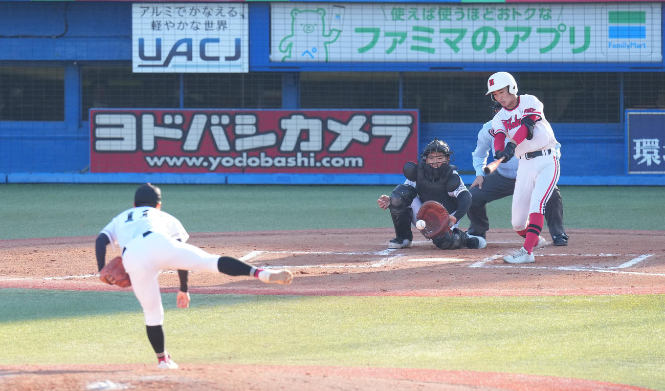 北陸対広陵　6回表北陸2死、谷嵜を空振りの三振に仕留める高尾（撮影・菅敏）
