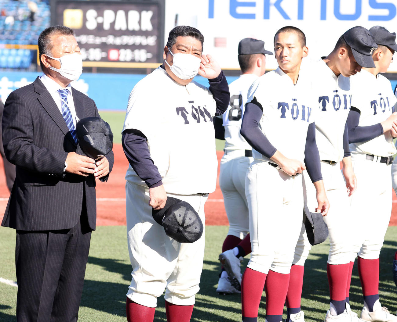 大阪桐蔭対広陵　試合前、スタンドにあいさつする大阪桐蔭西谷監督（撮影・浅見桂子）