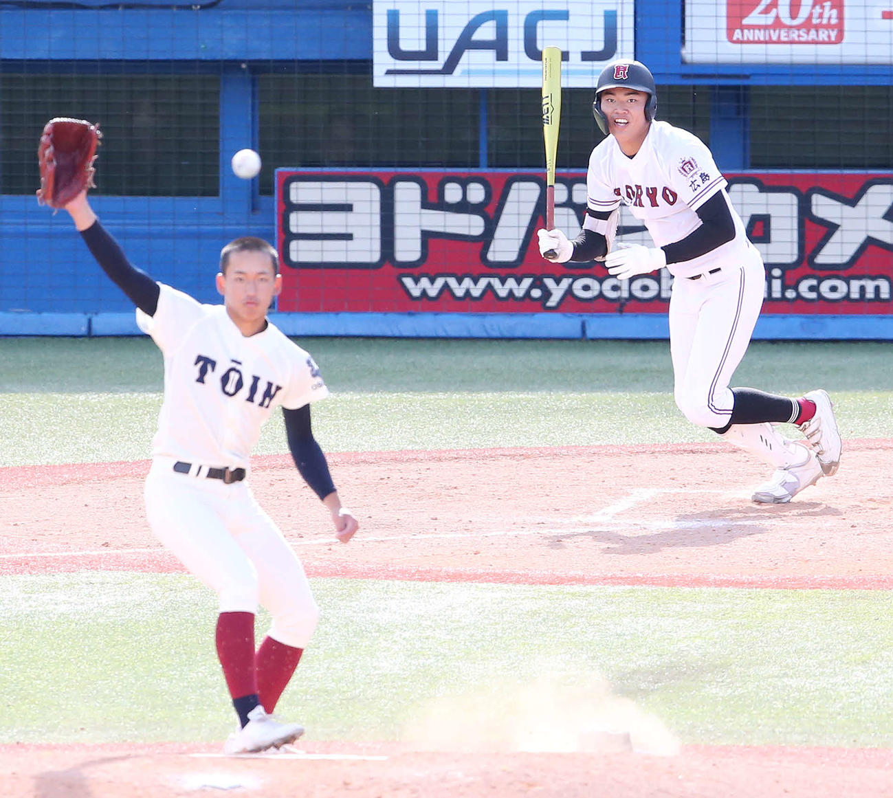 大阪桐蔭対広陵　8回裏広陵2死、安打放つ真鍋。投手前田（撮影・宮地輝）