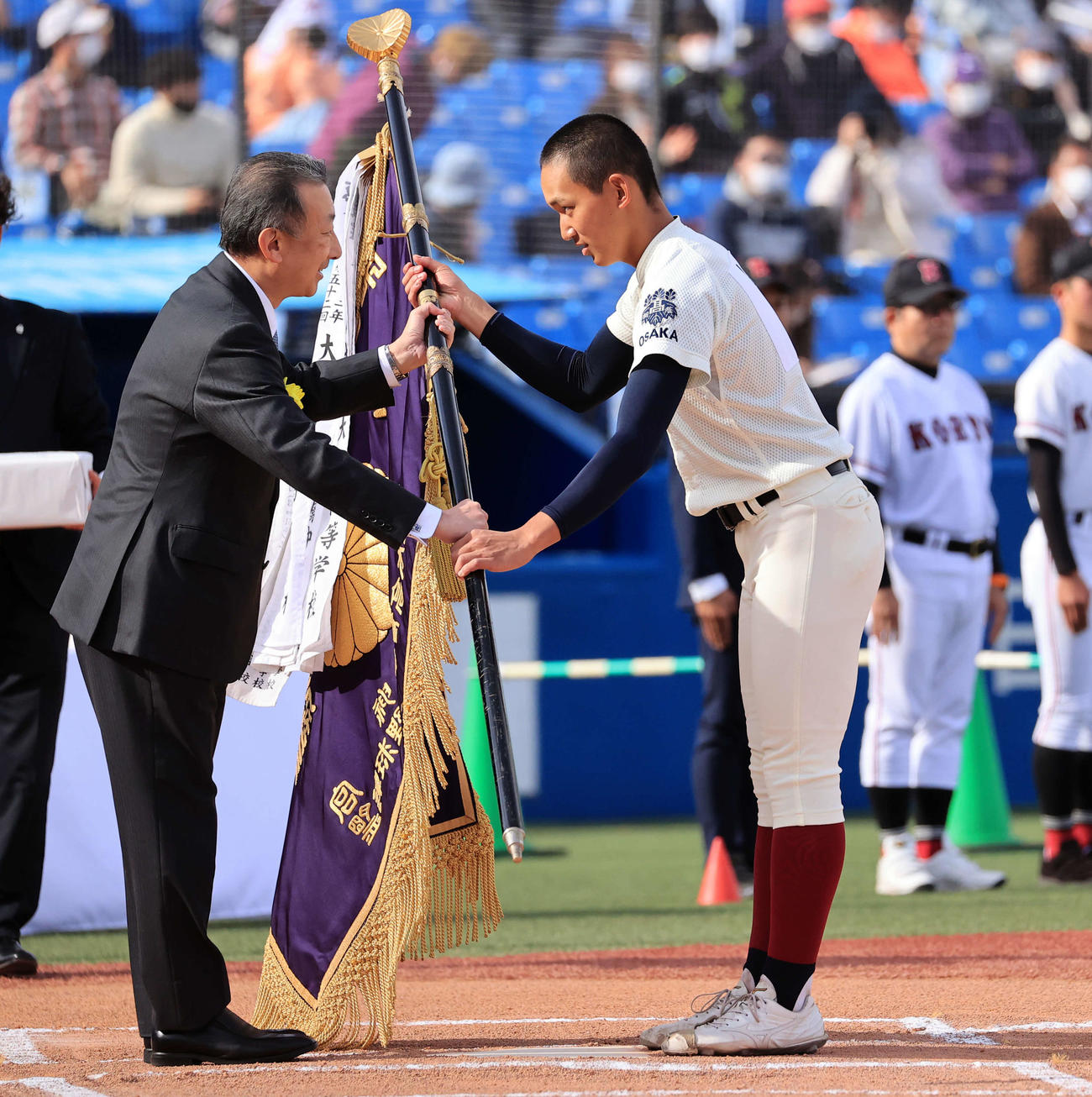 大阪桐蔭対広陵　大会史上初の2連覇を決め優勝旗を授与される大阪桐蔭の前田（撮影・浅見桂子）