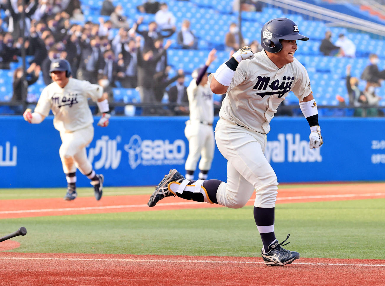 国学院大対明大　3回裏明大2死一、三塁、蓑尾は先制右適時打を放ちガッツポーズ（撮影・浅見桂子）