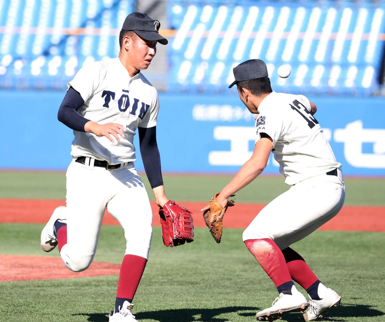 大阪桐蔭対広陵　2回裏広陵1死満塁、谷本の打球をファンブルして先制を許す八瀬山（右）。左は南恒（撮影・浅見桂子）