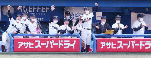 大阪桐蔭対広陵　6回表大阪桐蔭2死三塁、山田が適時打を放ち盛り上がるベンチ（撮影・宮地輝）