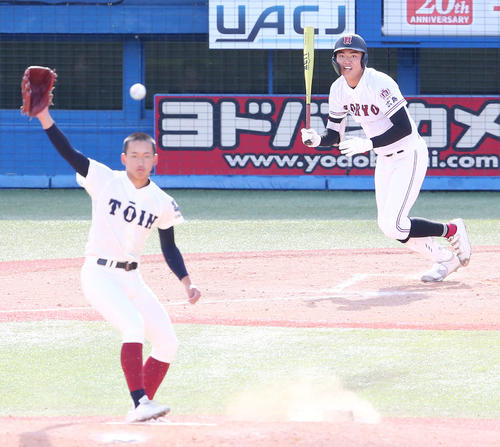大阪桐蔭対広陵　8回裏広陵2死、安打放つ真鍋。投手前田（撮影・宮地輝）