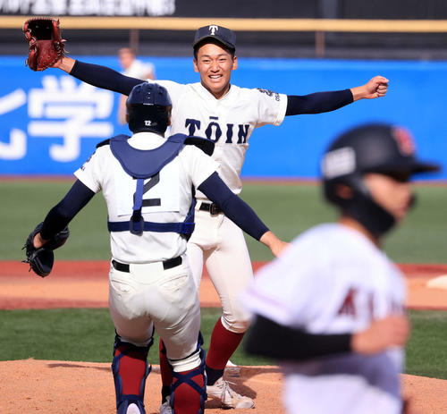 大阪桐蔭対広陵　大会史上初の2連覇を決めガッツポーズで喜ぶ前田ら大阪桐蔭ナイン（撮影・浅見桂子）