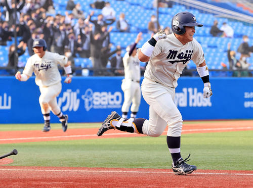 国学院大対明大　3回裏明大2死一、三塁、蓑尾は先制右適時打を放ちガッツポーズ（撮影・浅見桂子）
