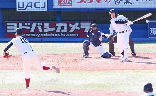 大阪桐蔭対広陵　2回裏広陵1死満塁、適時打を放つ小林。投手南恒（撮影・宮地輝）