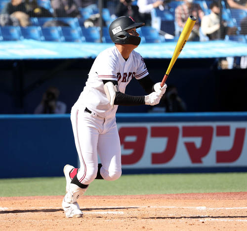 大阪桐蔭対広陵　4回裏広陵1死一塁、真鍋は右越え2点本塁打を放つ（撮影・浅見桂子）
