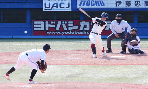 大阪桐蔭対広陵　5回表大阪桐蔭2死一、三塁、適時打を放つ南川。投手倉重（撮影・宮地輝）