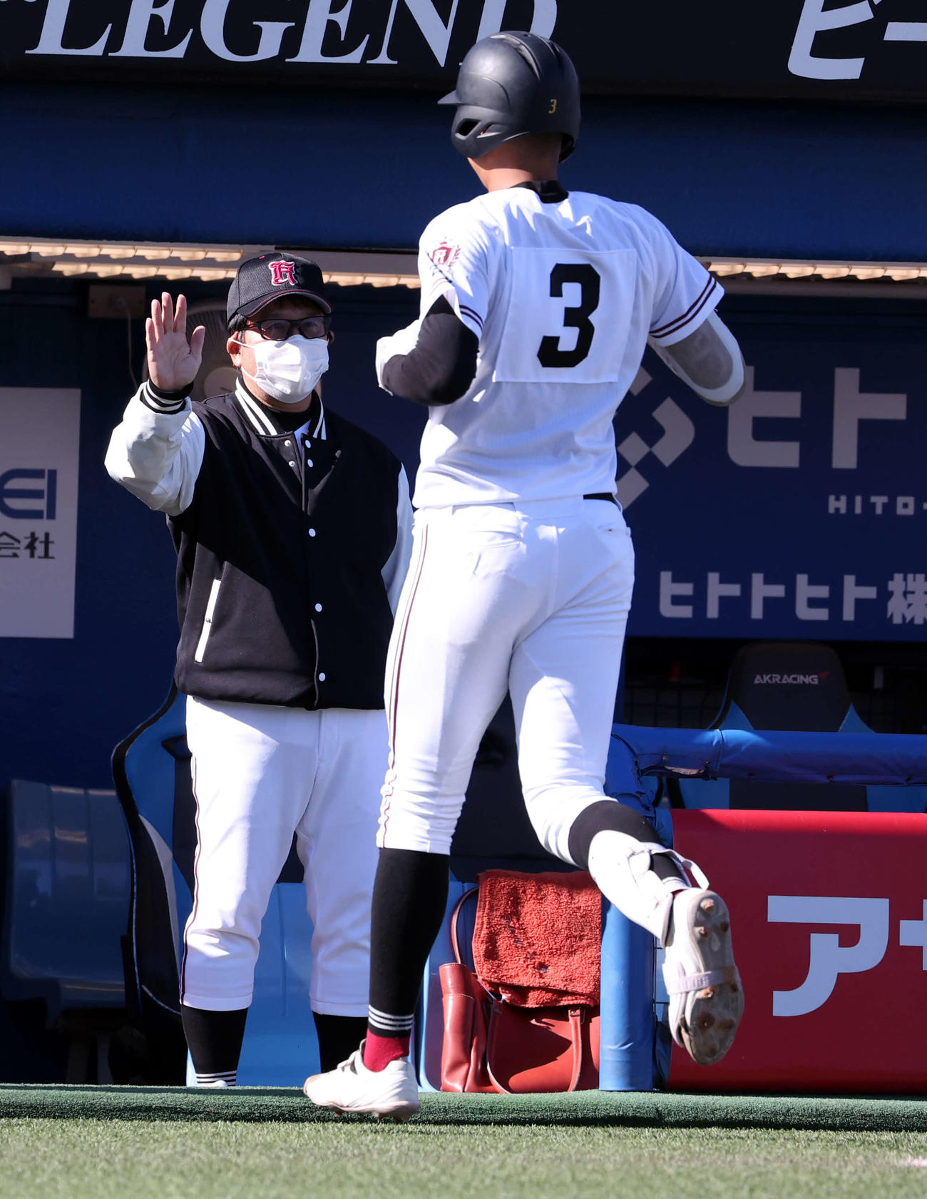 大阪桐蔭対広陵　4回裏広陵1死一塁、真鍋が右越え2点本塁打を放ち、ハイタッチで迎える中井監督（撮影・浅見桂子）