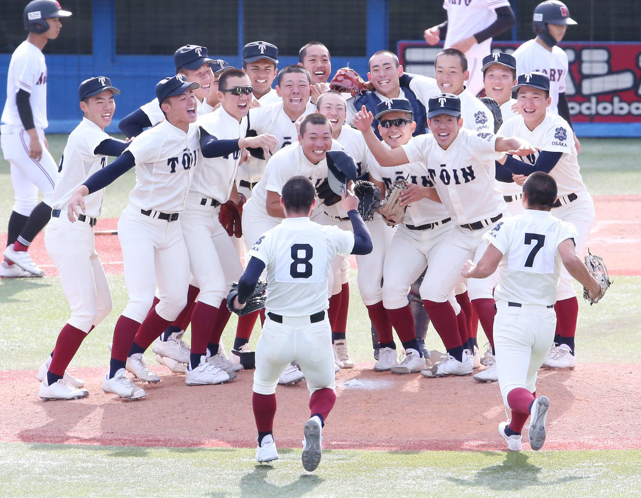 大阪桐蔭対広陵　優勝し、喜びを爆発させる大阪桐蔭ナイン（撮影・宮地輝）