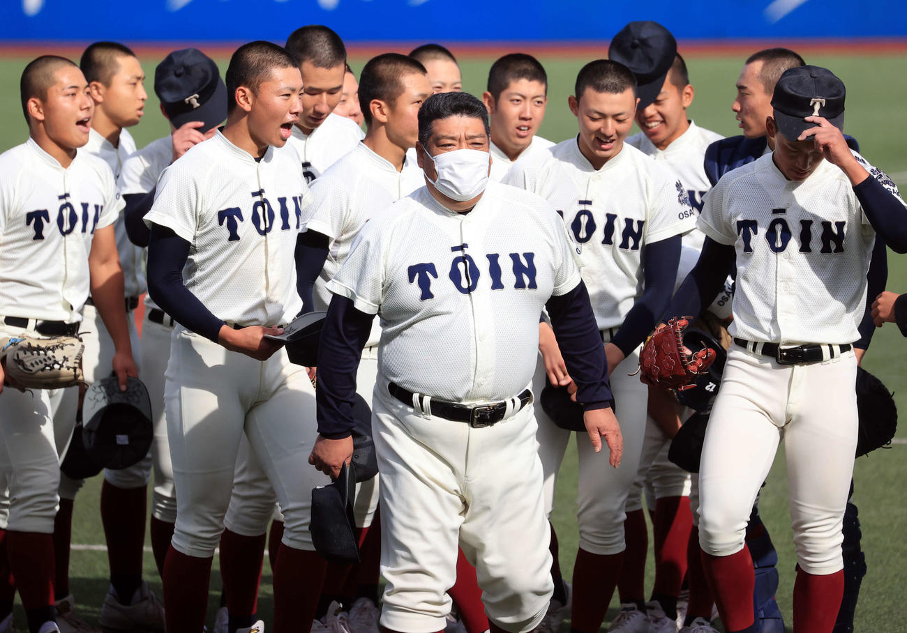 大阪桐蔭対広陵　大会史上初の2連覇を決め、あいさつする大阪桐蔭の西谷監督（中央）（撮影・浅見桂子）