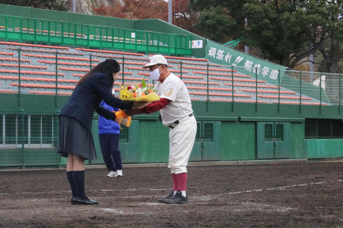 関西学院対報徳学園　広岡正信監督は花束を受け取る（撮影・林亮佑）＝2022年11月26日、明石トーカロ