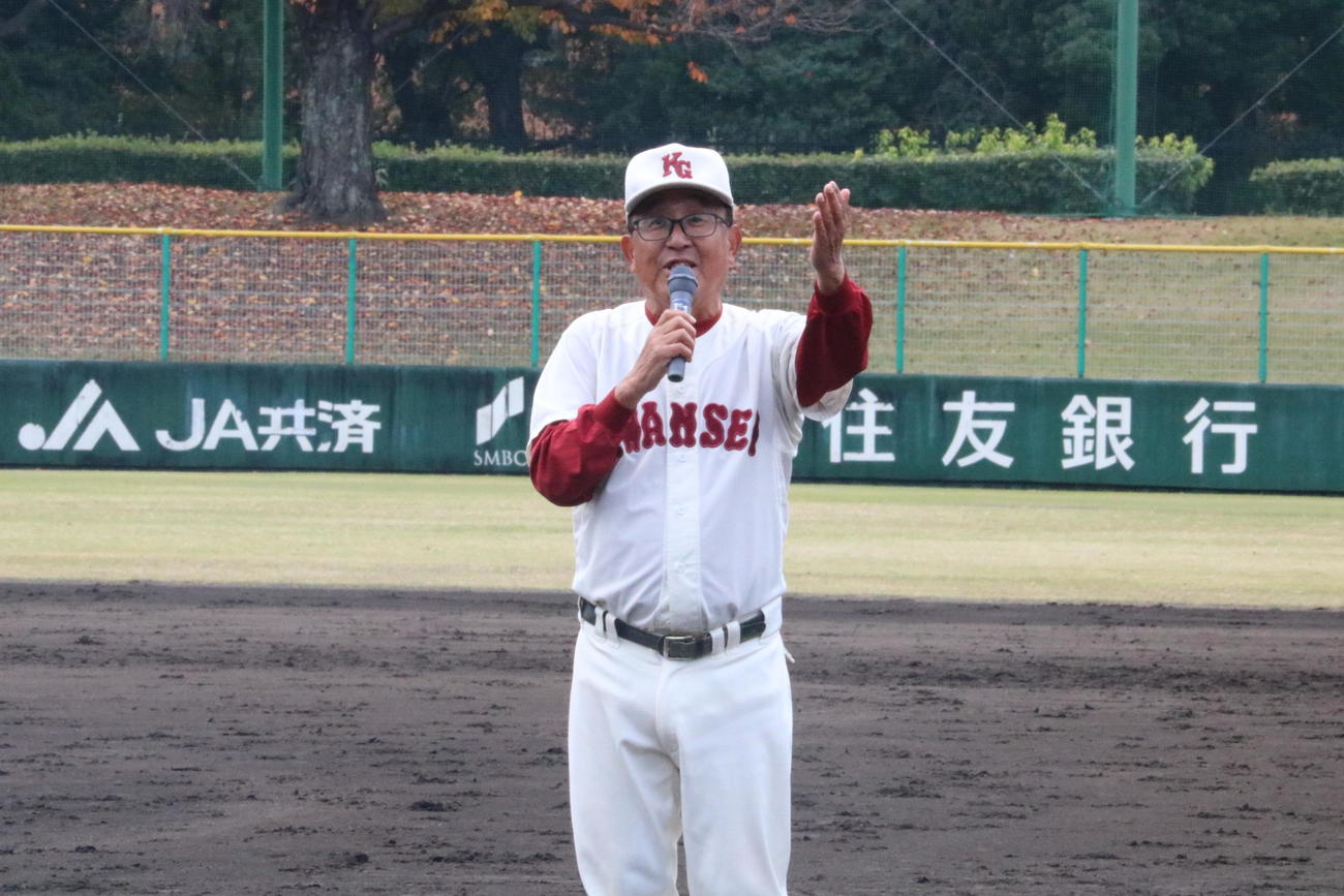 関西学院対報徳学園　広岡正信監督がマイクを手にスタンドへスピーチを行う（撮影・林亮佑）＝2022年11月26日、明石トーカロ