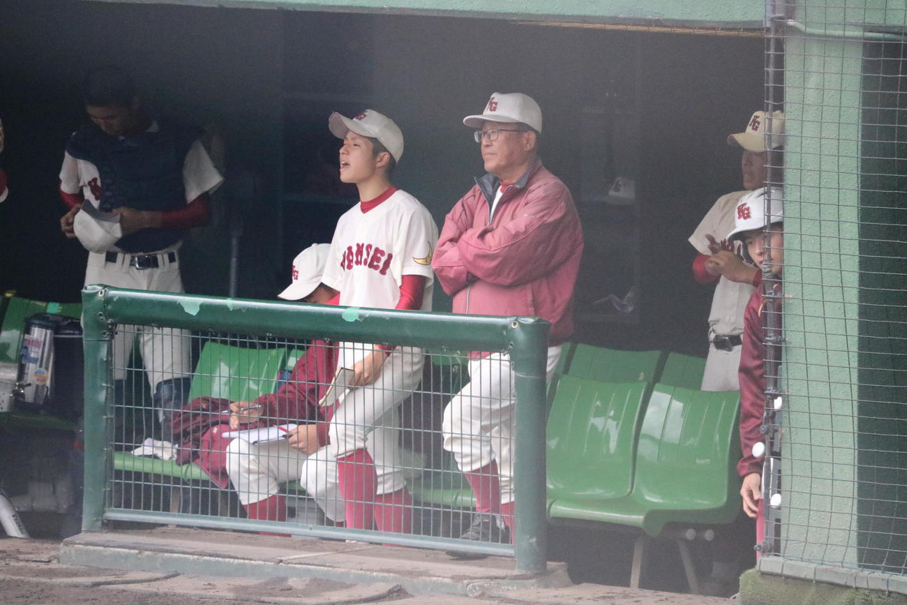 関西学院対報徳学園　ベンチで最後の指揮を執る広岡正信監督（撮影・林亮佑）＝2022年11月26日、明石トーカロ