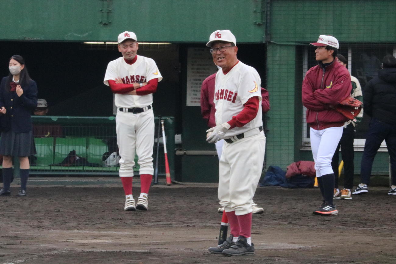 関西学院対報徳学園　関西学院の広岡正信監督はラストノックを行う（撮影・林亮佑）＝2022年11月26日、明石トーカロ