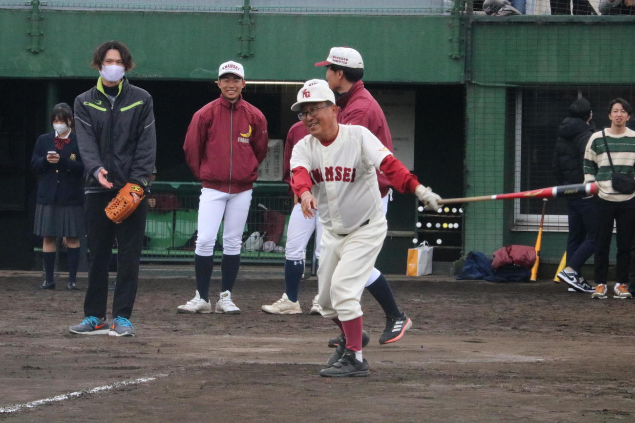 関西学院対報徳学園　関西学院の広岡正信監督はラストノックを行う（撮影・林亮佑）＝2022年11月26日、明石トーカロ