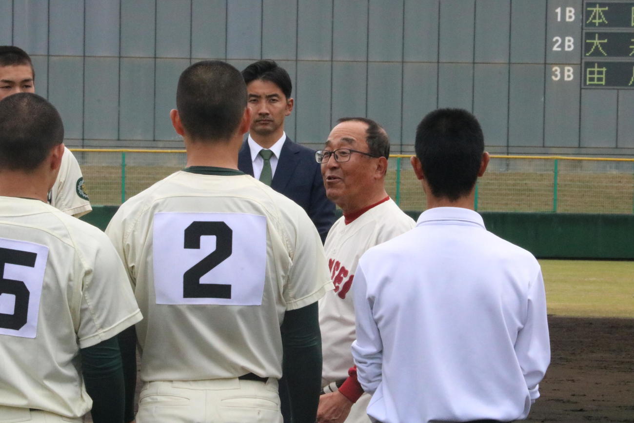 関西学院の広岡正信監督は試合後に報徳ナインに激励の言葉をおくる（撮影・林亮佑）