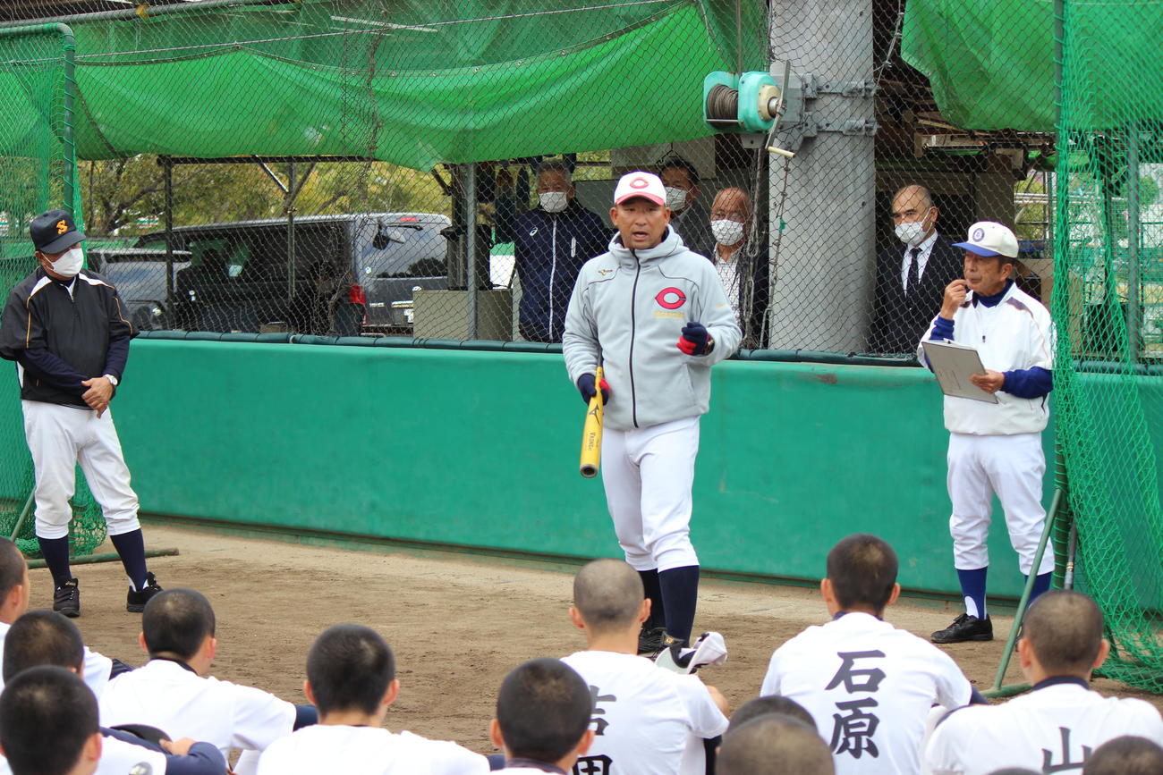 「甲子園塾」で選手や受講者に熱弁する智弁和歌山・中谷仁監督（中央）。左は元高知商監督・正木陽氏、右は塾長の元星稜監督・山下智茂氏