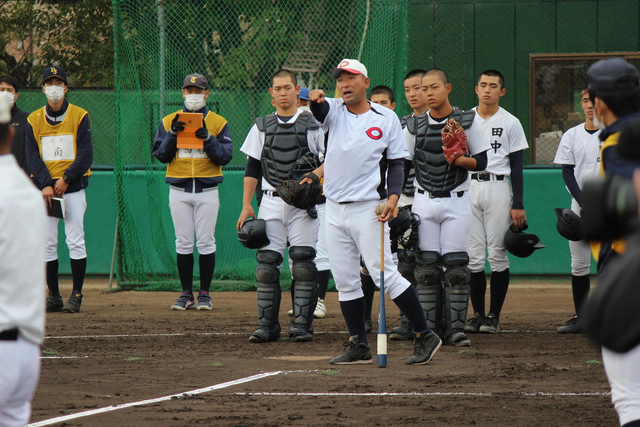 「甲子園塾」で細かく指導する智弁和歌山・中谷仁監督（撮影・柏原誠）