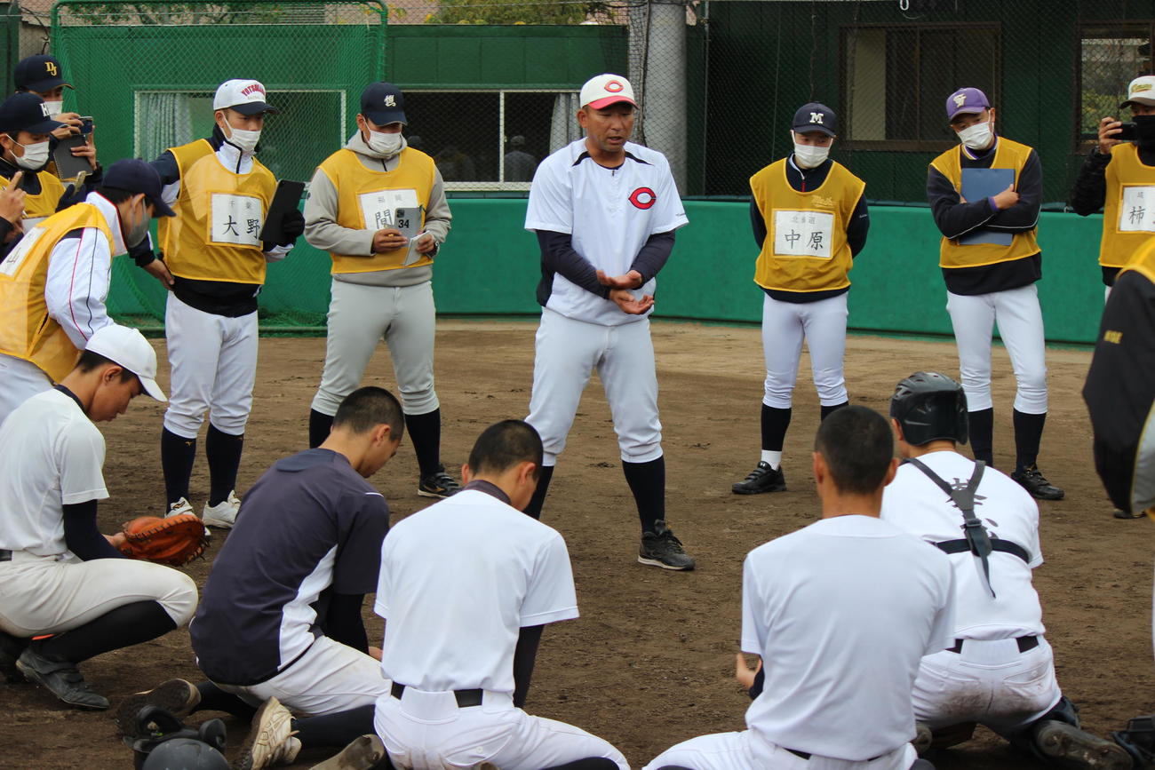 「甲子園塾」で捕手陣に指導する智弁和歌山・中谷仁監督（撮影・柏原誠）