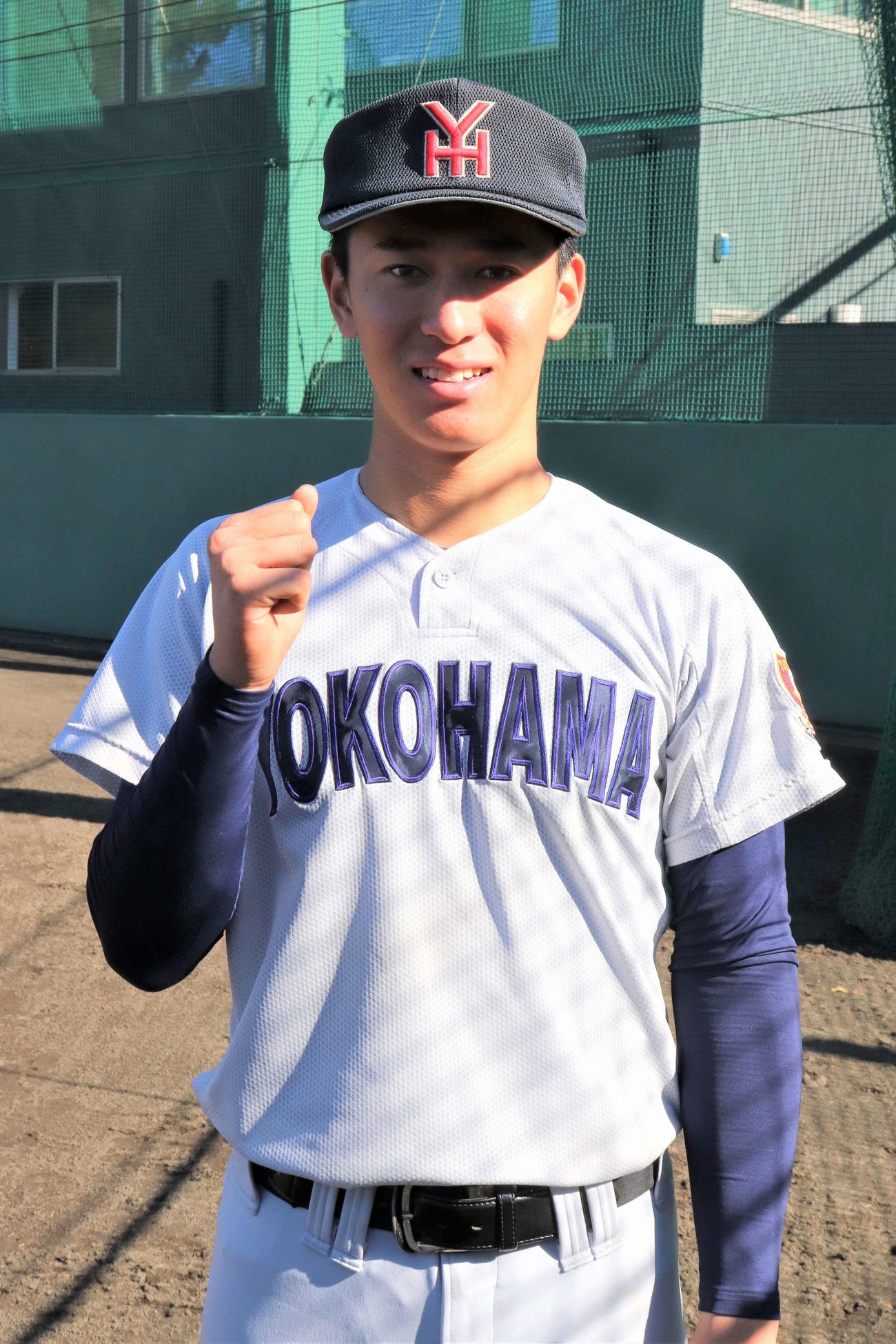 今年、最後の練習試合に先発し、完投勝利し、笑顔でガッツポーズをみせる横浜のエース・杉山（撮影・保坂淑子）
