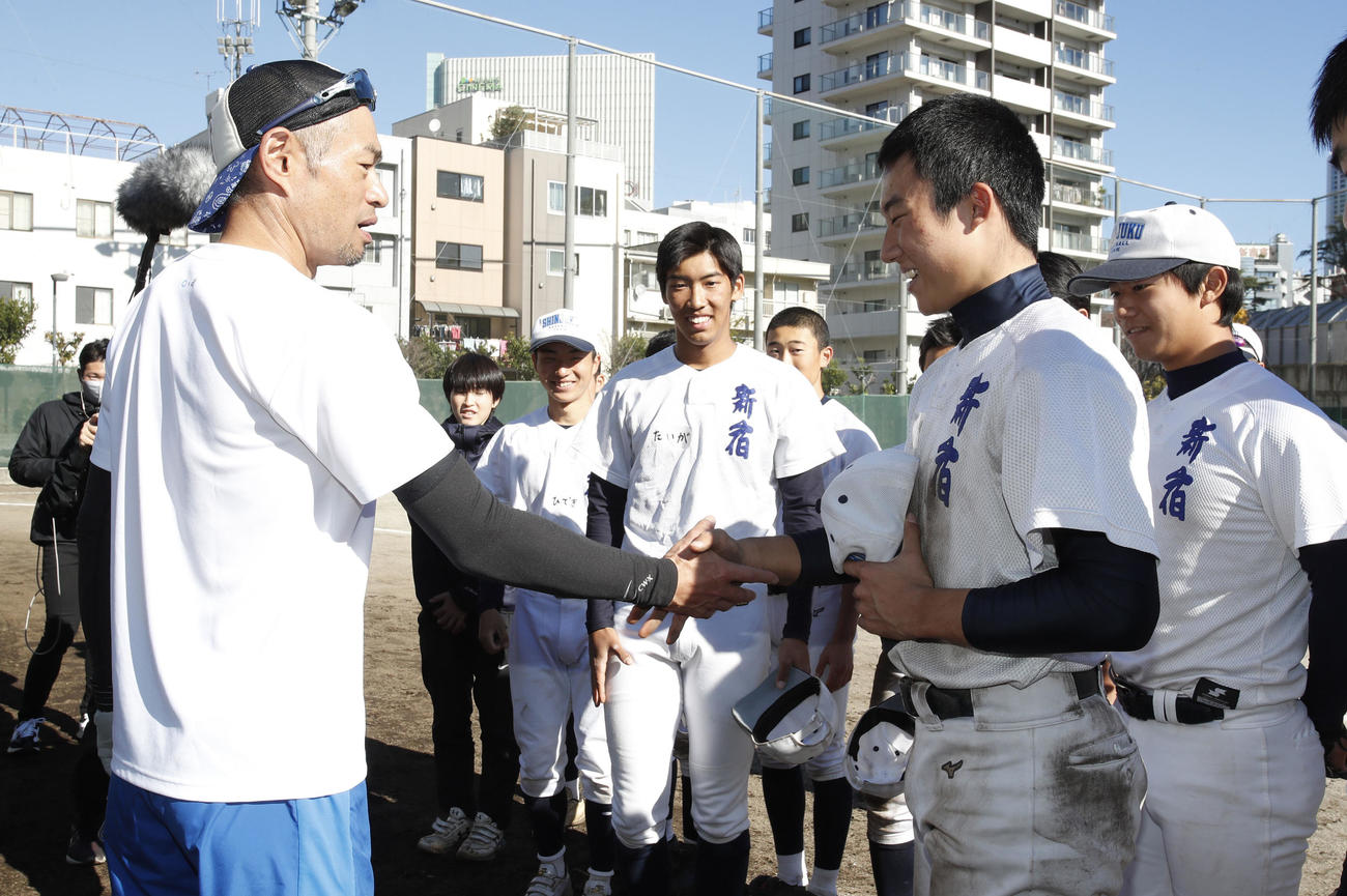 指導を終え、部員1人1人と握手を交わすイチロー氏（代表撮影）