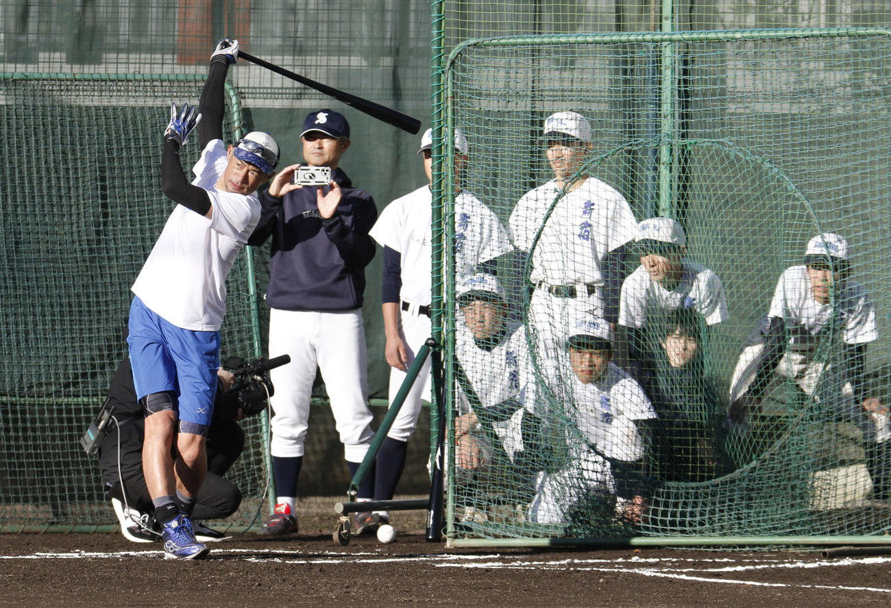 都立新宿の部員に打撃練習を披露するイチロー氏（代表撮影）