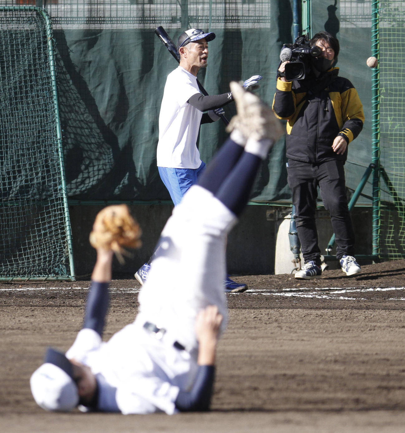 部員にノックするイチロー氏（代表撮影）
