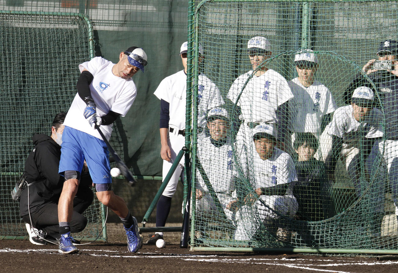 都立新宿の部員に打撃練習を披露するイチロー氏（代表撮影）