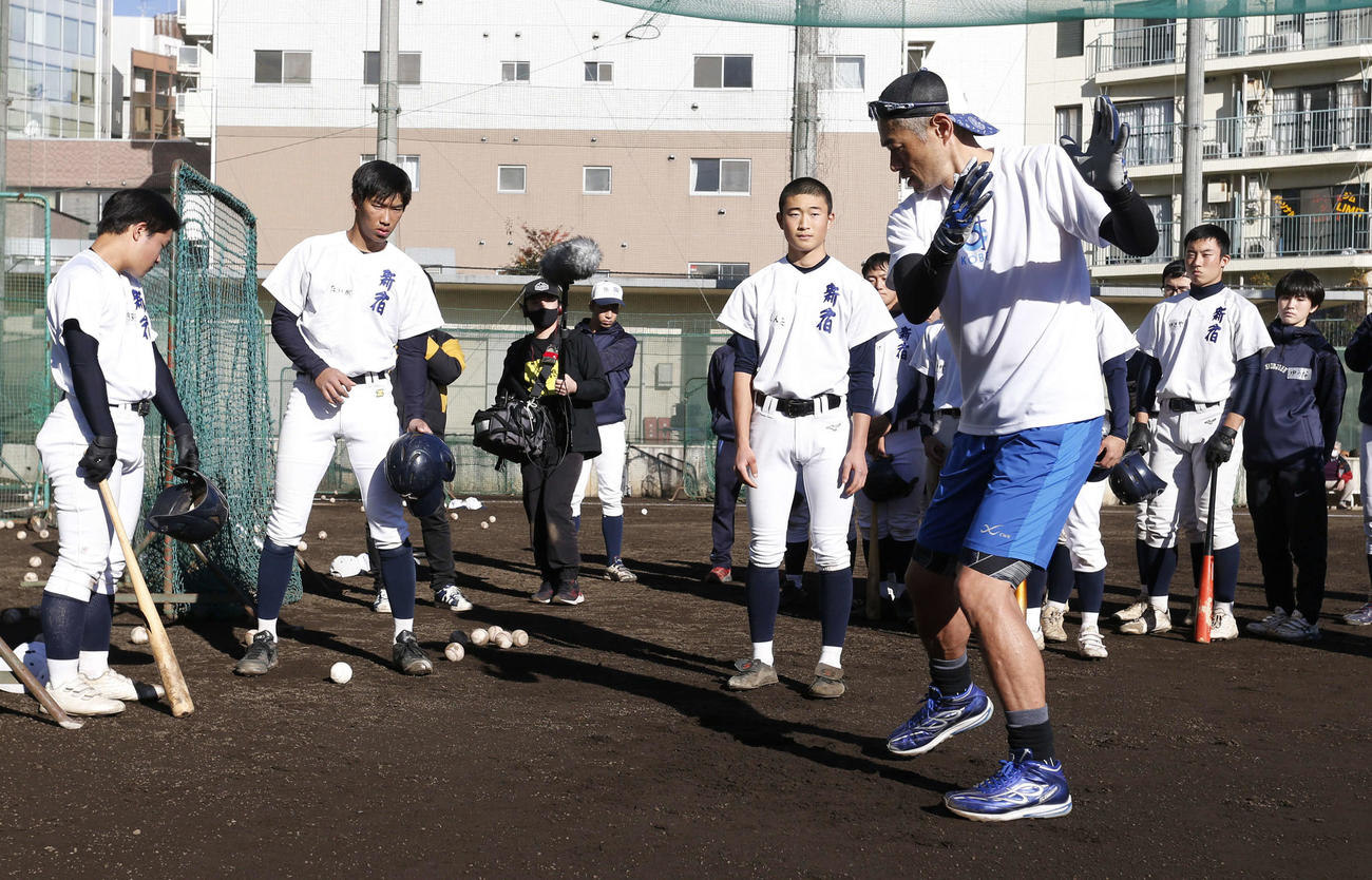 身ぶり手ぶりを交えて打撃指導するイチロー氏（代表撮影）