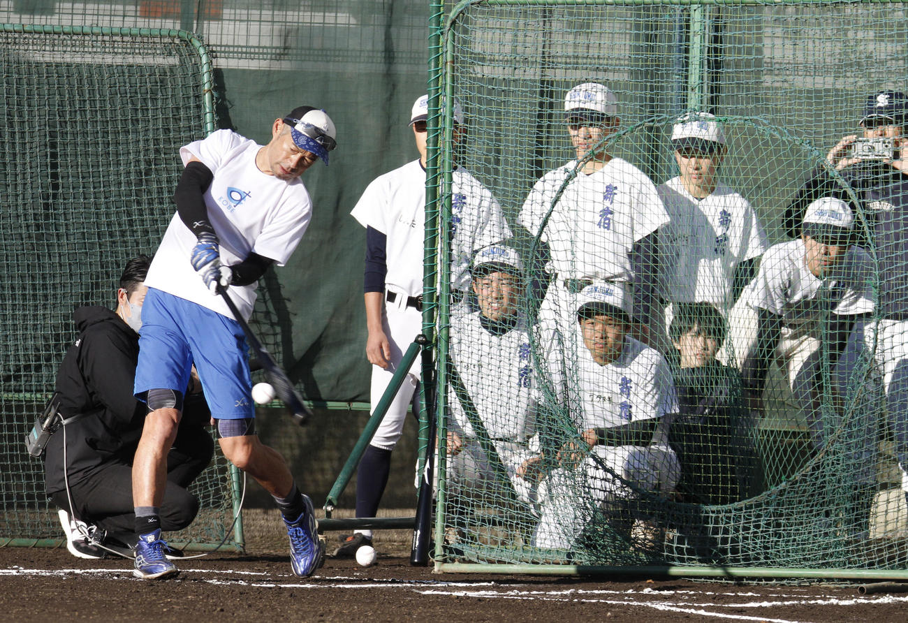 部員に打撃練習を披露するイチロー氏（代表撮影）