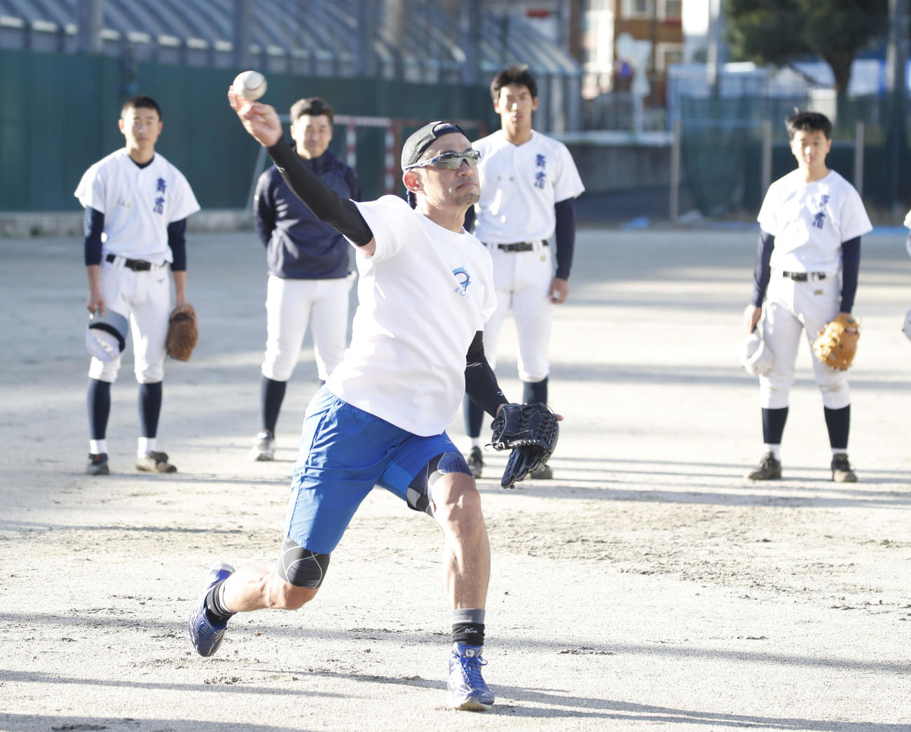 部員にキャッチボールを披露するイチロー氏（代表撮影）