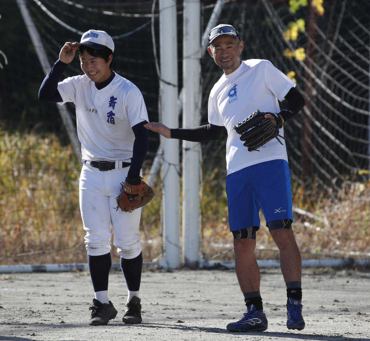 部員と笑顔で話をするイチロー氏（右）（代表撮影）